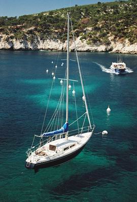 The clear blue waters of the Callanque